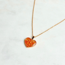 Cargar imagen en el visor de la galería, Collar Corazón Rosas secas • Tangerine