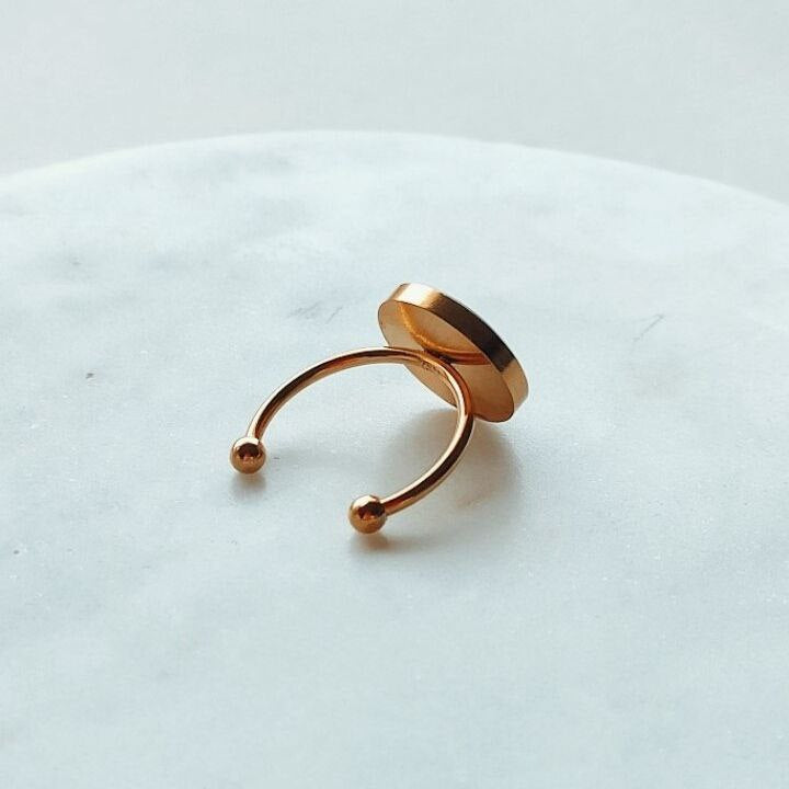 Anillo Narciso • Fondo negro (Ajustable)