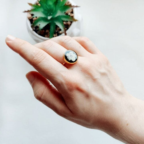 Anillo Narciso • Fondo negro (Ajustable)